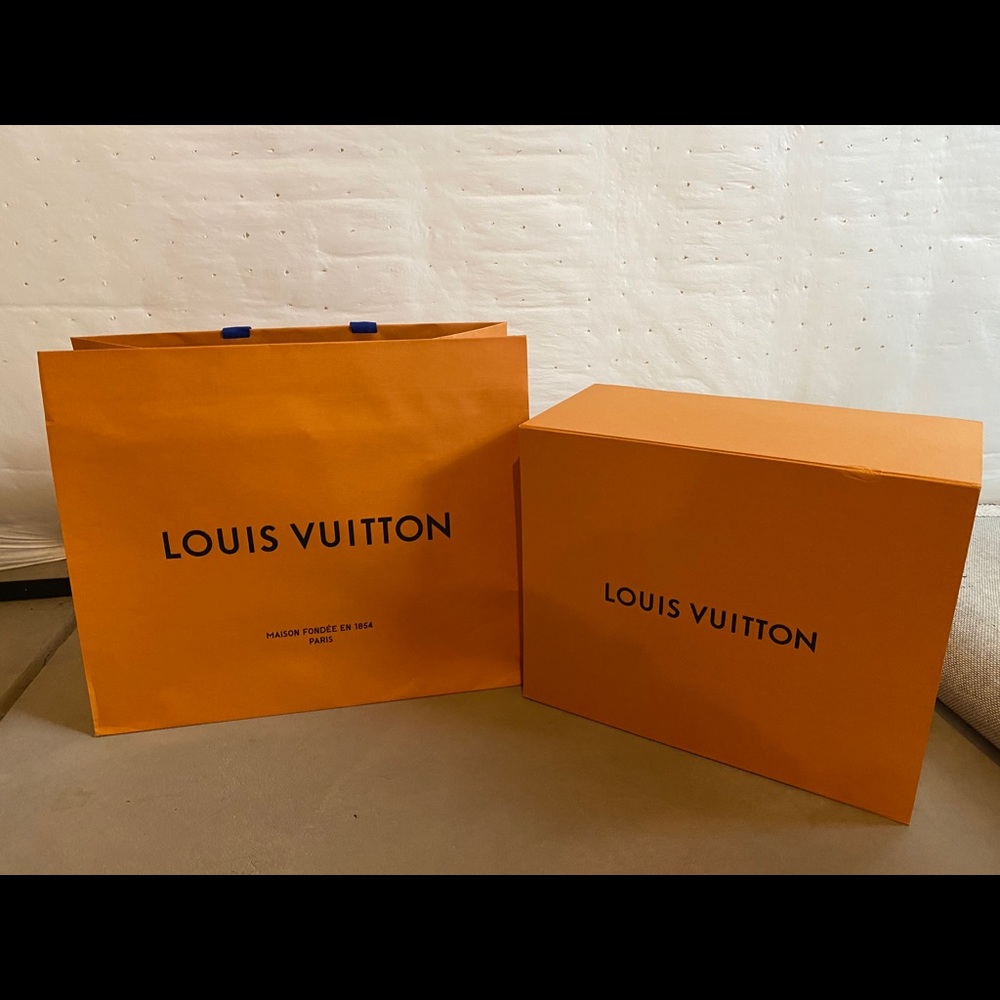 Louis Vuitton Neverfull MM box and store bag.